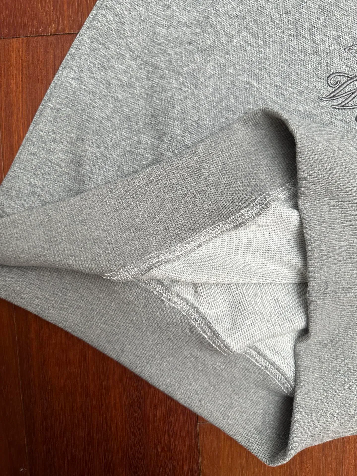 P280 RalphLauren/Ralph Lauren 2025 new autumn and winter large embroidered hooded sweatshirt Ralph Lauren's age-reducing item, the coat fabric is made of 60% cotton ➕40% polyester, which not only retains the softness, comfort and breathability of cotton, but also adds the wear resistance and wrinkle resistance of polyester fiber, making the clothes more durable and easy to care for. Even in slightly cooler weather, you won't feel stuffy when wearing it. This kind of fabric has a natural crisp feel and is not easy to pill or deform. Hooded design effectively improves thermal insulation performance. The embroidery on the chest and the fabric are of the same color. The colors are full, three-dimensional and lifelike, adding a bit of liveliness and interest to the whole sweatshirt. There is no pressure to dress, regardless of age or gender. Complete accessories!  Color: navy blue, black, gray size: S-xL